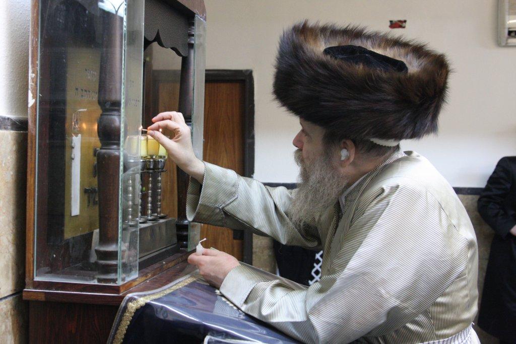 צפו בגלריה: מוצאי שבת בבית מדרשו של האדמו"ר מלעלוב ארה"ב