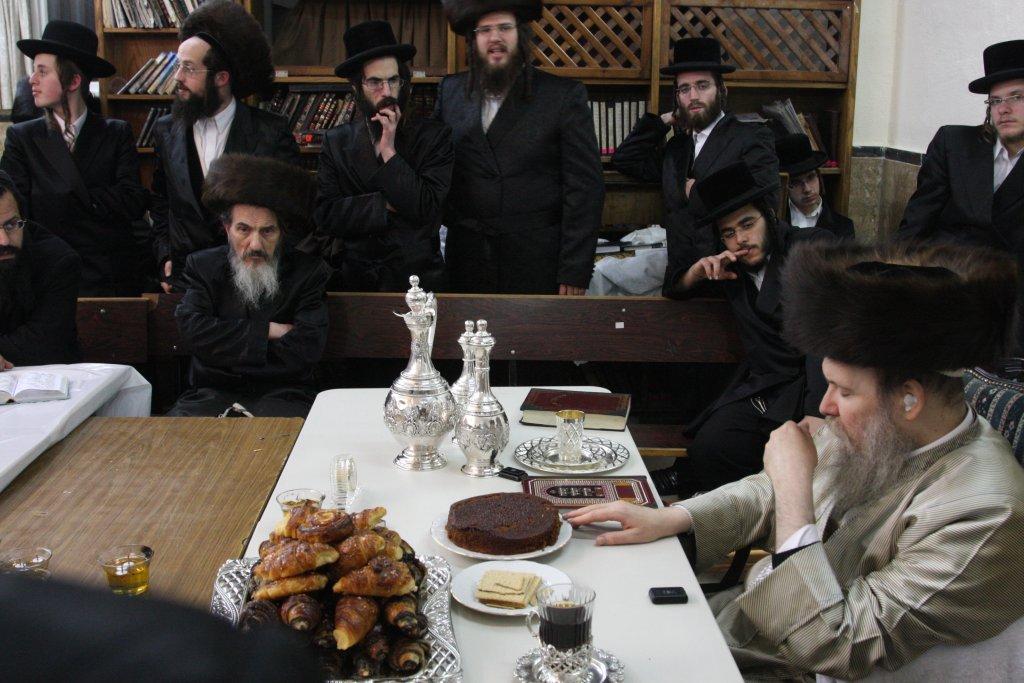 צפו בגלריה: מוצאי שבת בבית מדרשו של האדמו"ר מלעלוב ארה"ב