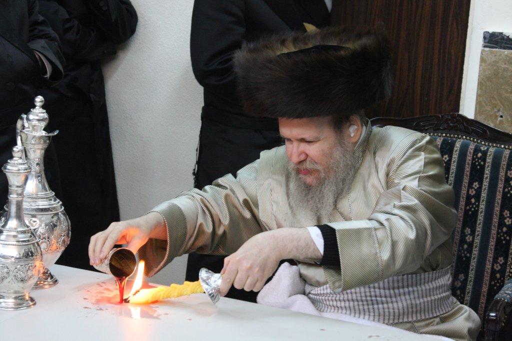 צפו בגלריה: מוצאי שבת בבית מדרשו של האדמו"ר מלעלוב ארה"ב