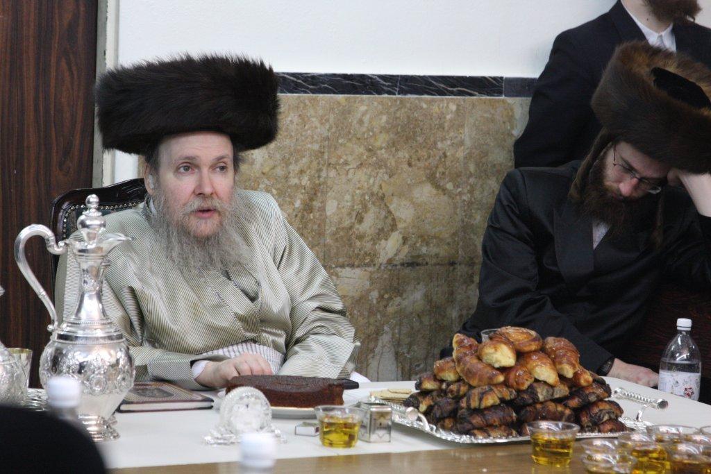 צפו בגלריה: מוצאי שבת בבית מדרשו של האדמו"ר מלעלוב ארה"ב