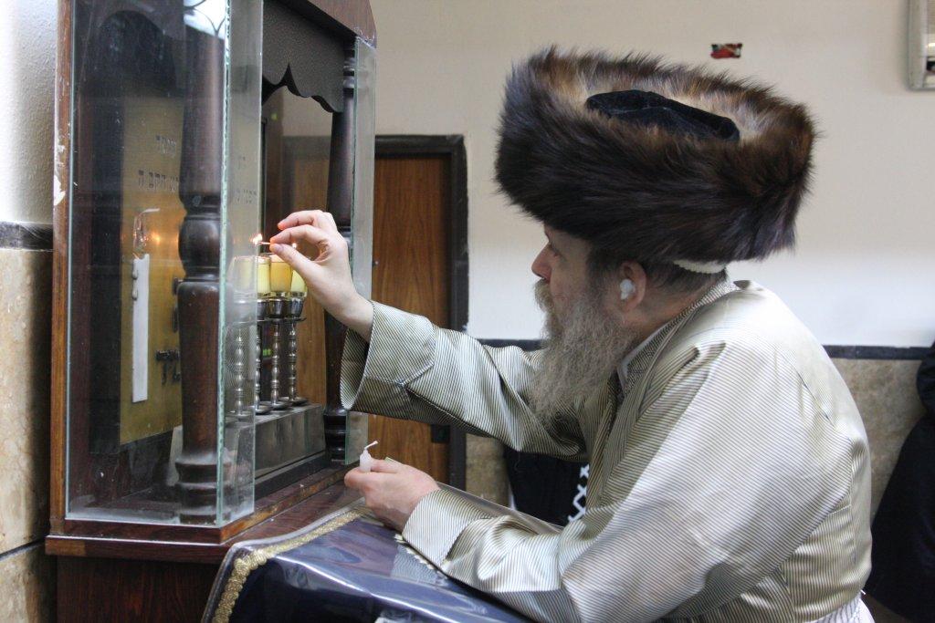 צפו בגלריה: מוצאי שבת בבית מדרשו של האדמו"ר מלעלוב ארה"ב