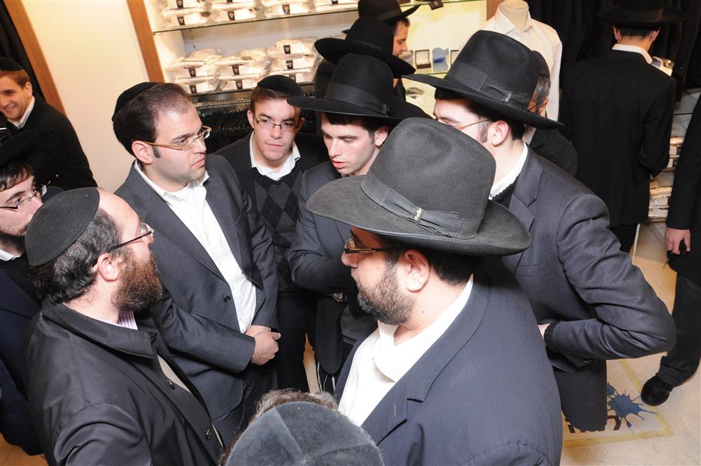 צפו בפלא עולמי: החולצה שלא מתלכלכת לעולם