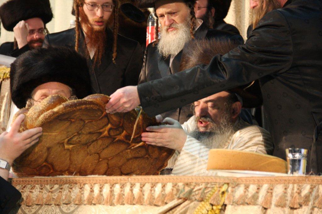 שמחת לעלוב: אלפי החסידים רקדו אל תוך הלילה ● גלריה