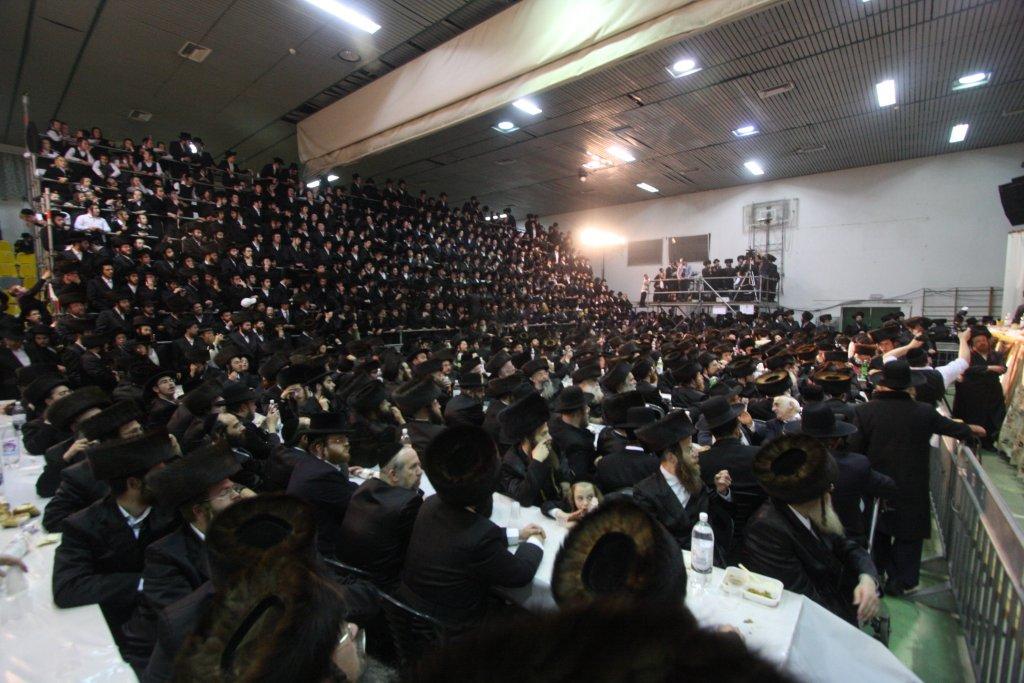 שמחת לעלוב: אלפי החסידים רקדו אל תוך הלילה ● גלריה