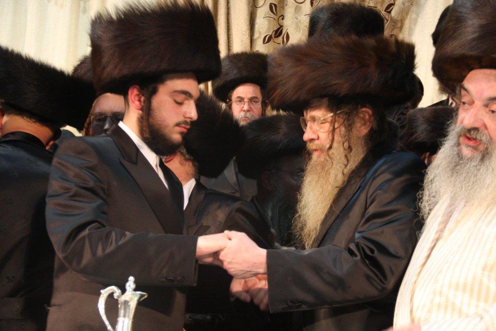 שמחת לעלוב: אלפי החסידים רקדו אל תוך הלילה ● גלריה