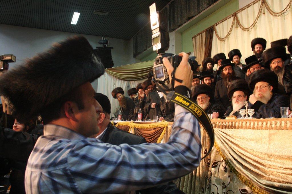 שמחת לעלוב: אלפי החסידים רקדו אל תוך הלילה ● גלריה