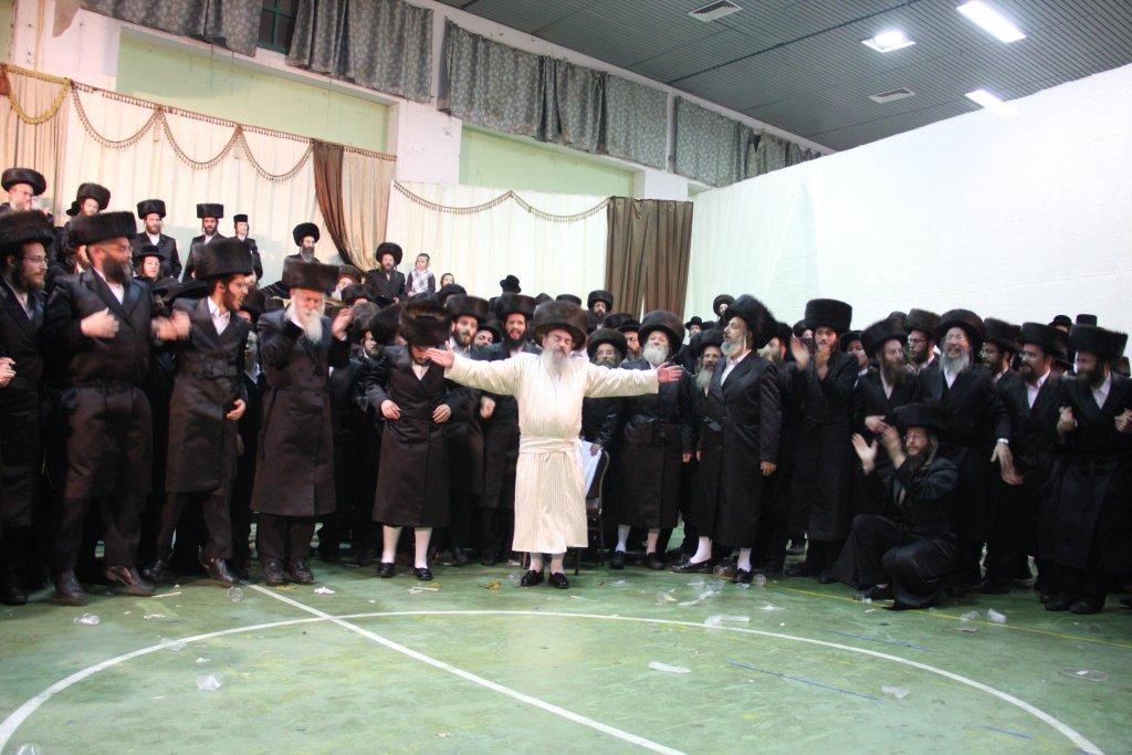 שמחת לעלוב: אלפי החסידים רקדו אל תוך הלילה ● גלריה