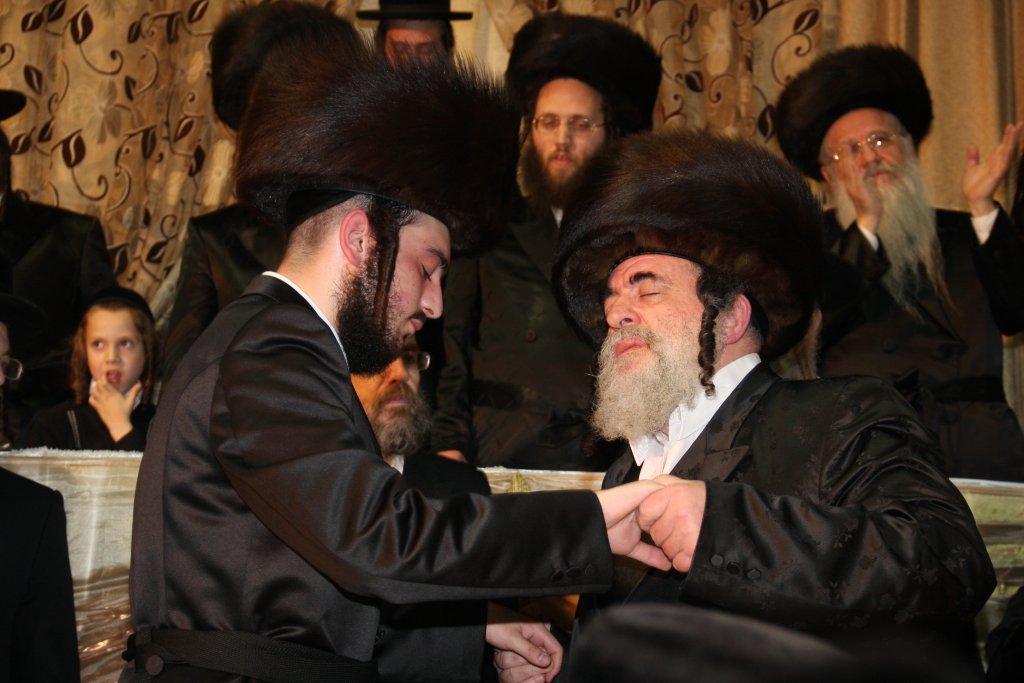שמחת לעלוב: אלפי החסידים רקדו אל תוך הלילה ● גלריה