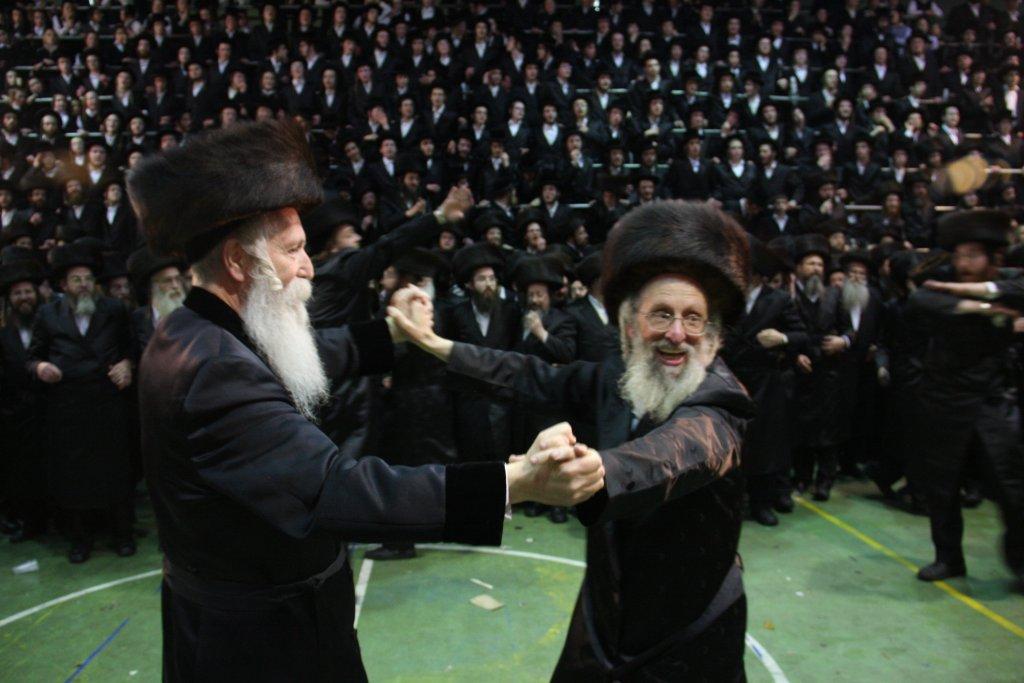 שמחת לעלוב: אלפי החסידים רקדו אל תוך הלילה ● גלריה