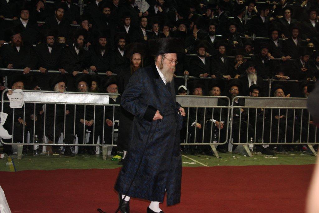 שמחת לעלוב: אלפי החסידים רקדו אל תוך הלילה ● גלריה
