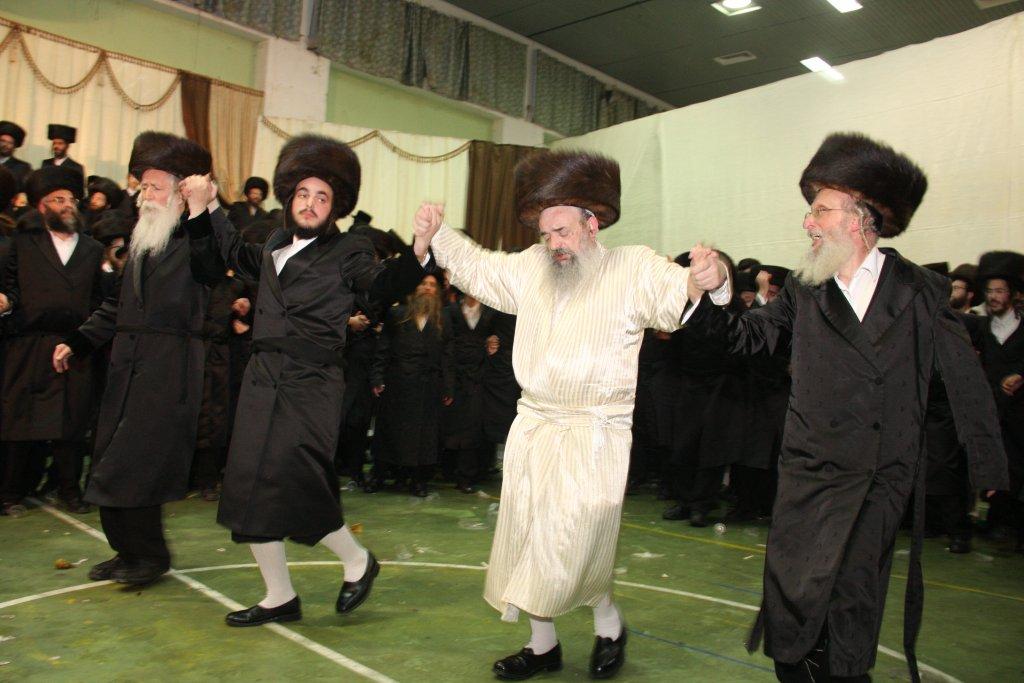 שמחת לעלוב: אלפי החסידים רקדו אל תוך הלילה ● גלריה