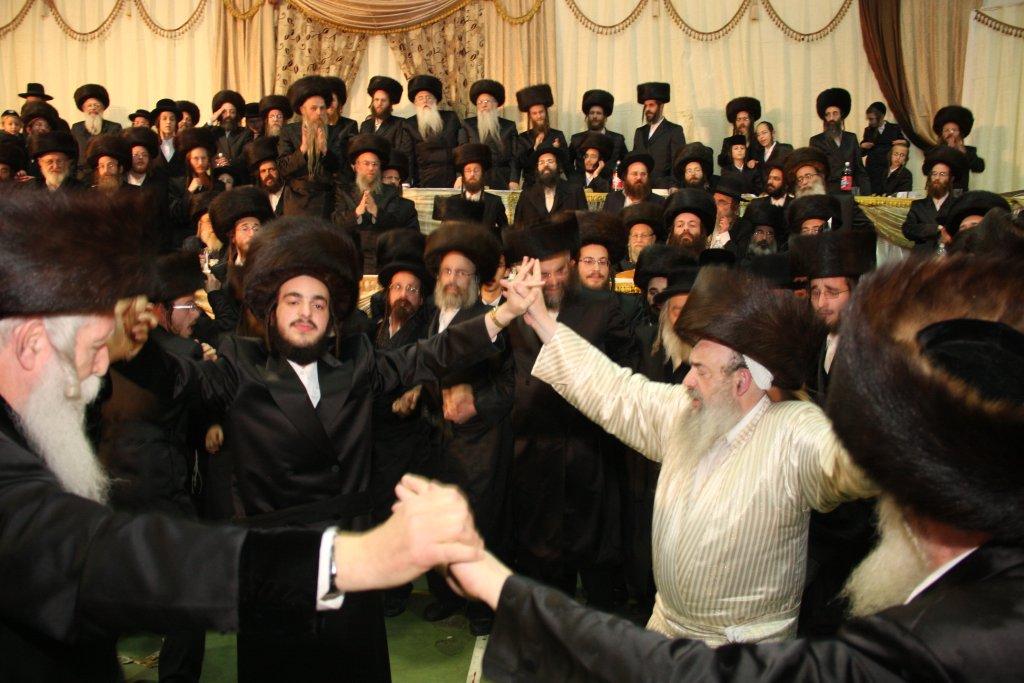 שמחת לעלוב: אלפי החסידים רקדו אל תוך הלילה ● גלריה