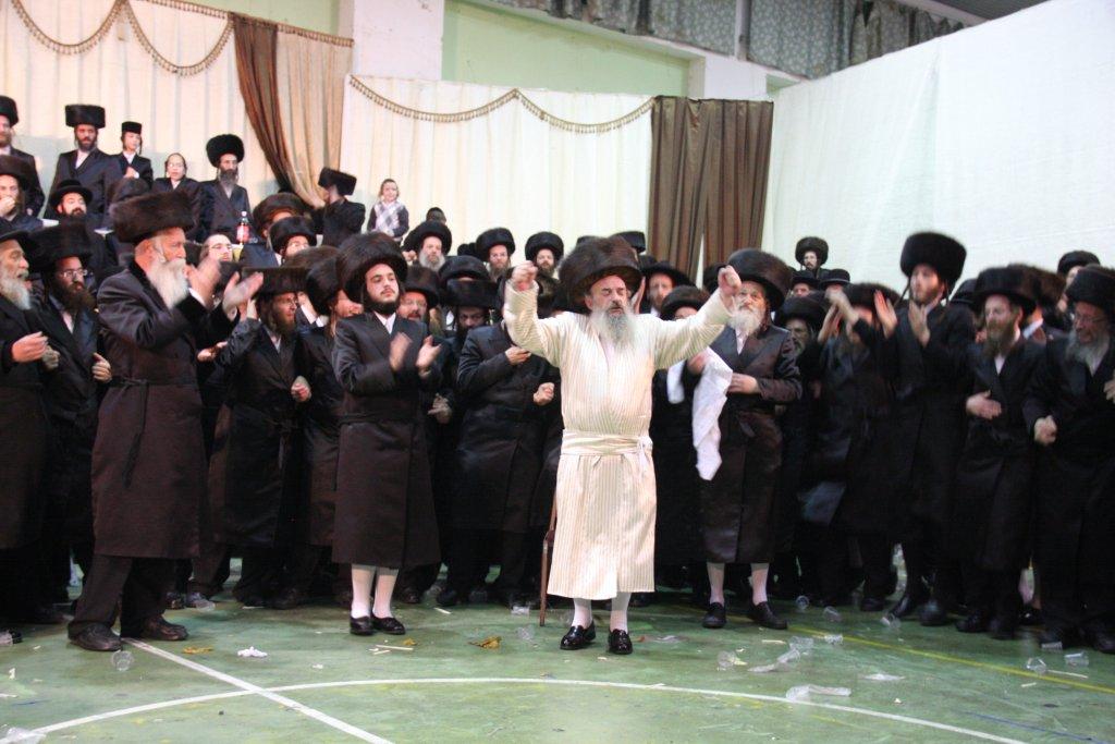 שמחת לעלוב: אלפי החסידים רקדו אל תוך הלילה ● גלריה