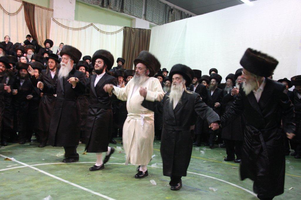 שמחת לעלוב: אלפי החסידים רקדו אל תוך הלילה ● גלריה