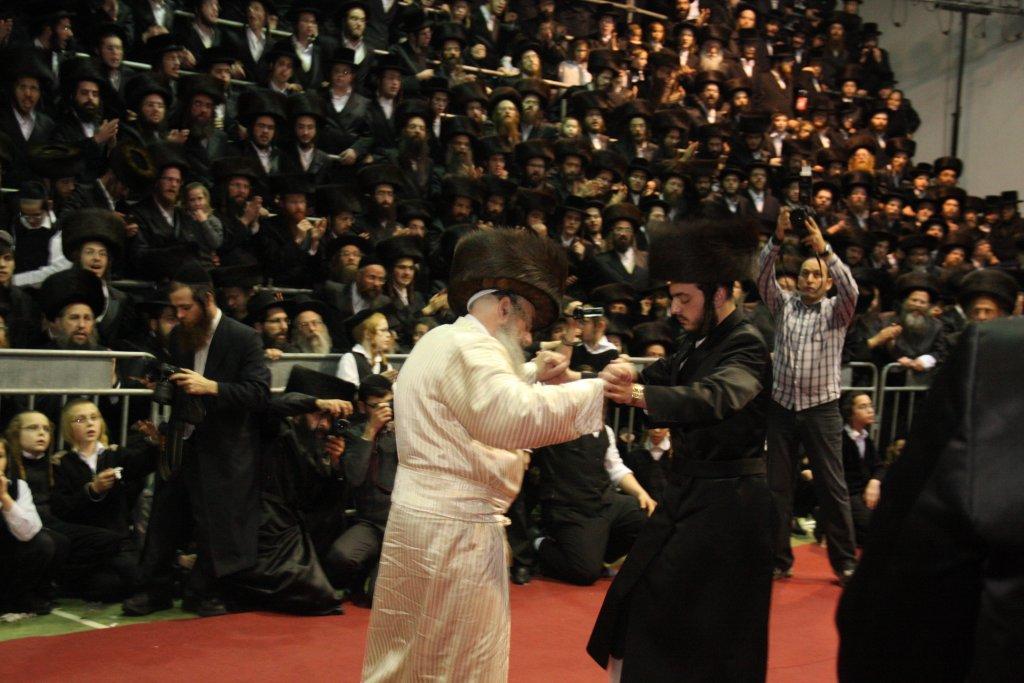 שמחת לעלוב: אלפי החסידים רקדו אל תוך הלילה ● גלריה
