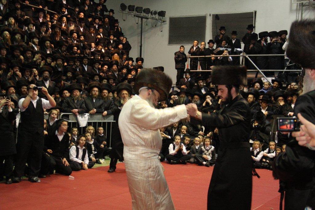 שמחת לעלוב: אלפי החסידים רקדו אל תוך הלילה ● גלריה