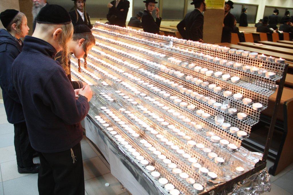 צפו בגלריה: ‏‏טיש יארצייט בחסידות נדבורנה