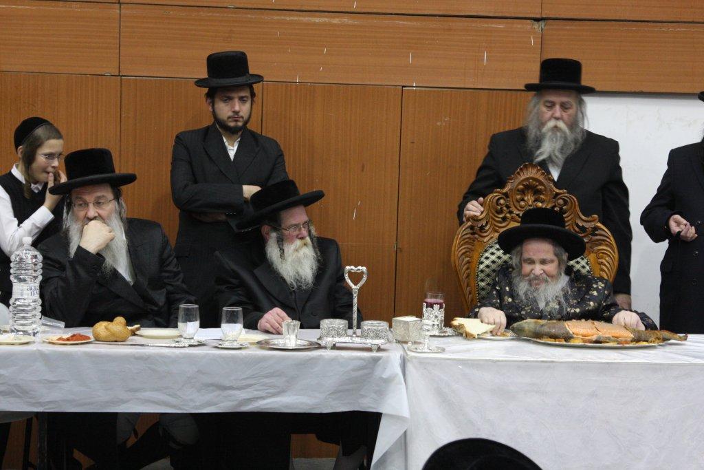 צפו בגלריה: ‏‏טיש יארצייט בחסידות נדבורנה