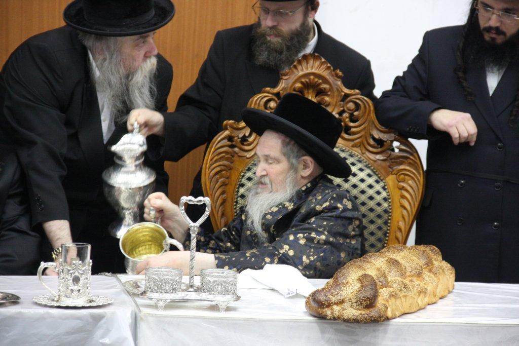 צפו בגלריה: ‏‏טיש יארצייט בחסידות נדבורנה