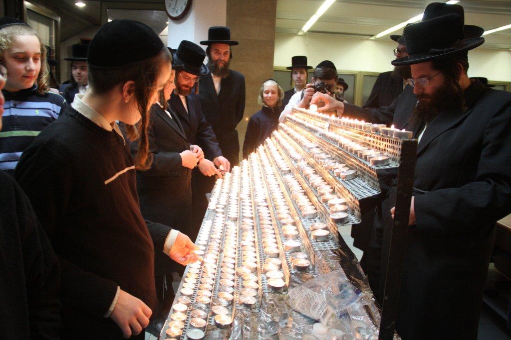 צפו בגלריה: ‏‏טיש יארצייט בחסידות נדבורנה