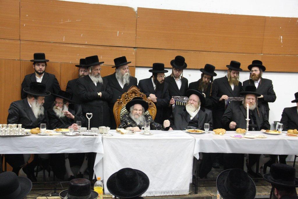 צפו בגלריה: ‏‏טיש יארצייט בחסידות נדבורנה