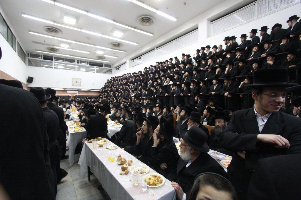 צפו בגלריה: ‏‏טיש יארצייט בחסידות נדבורנה