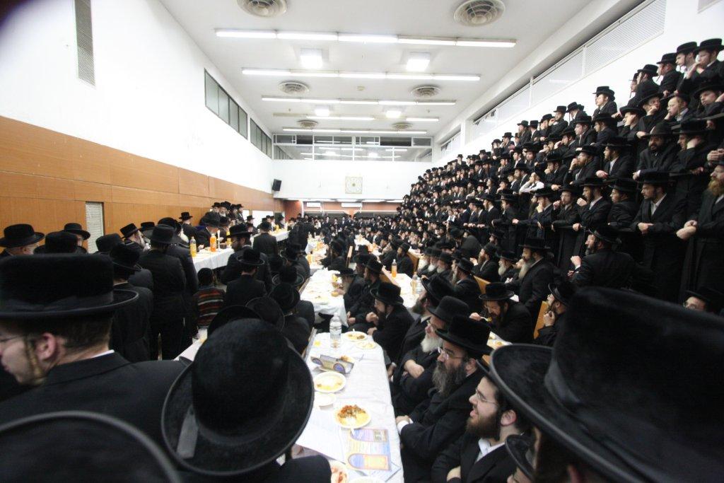 צפו בגלריה: ‏‏טיש יארצייט בחסידות נדבורנה