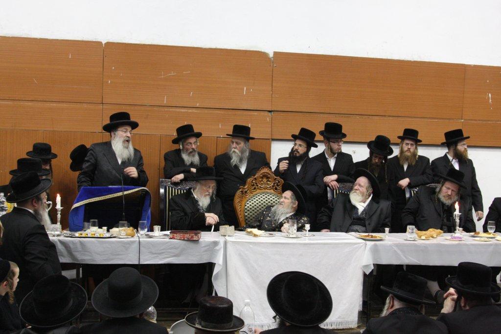 צפו בגלריה: ‏‏טיש יארצייט בחסידות נדבורנה