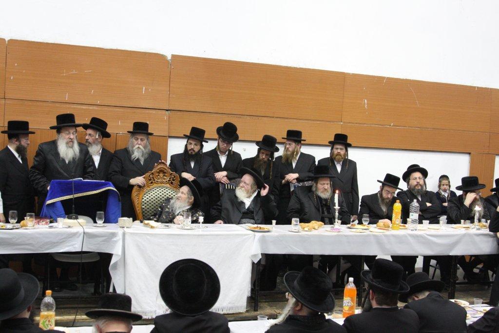 צפו בגלריה: ‏‏טיש יארצייט בחסידות נדבורנה