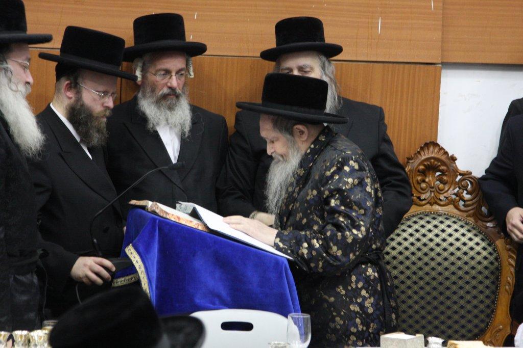 צפו בגלריה: ‏‏טיש יארצייט בחסידות נדבורנה