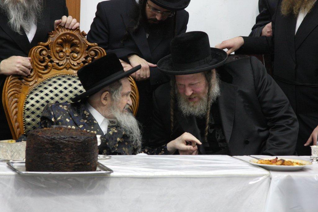 צפו בגלריה: ‏‏טיש יארצייט בחסידות נדבורנה