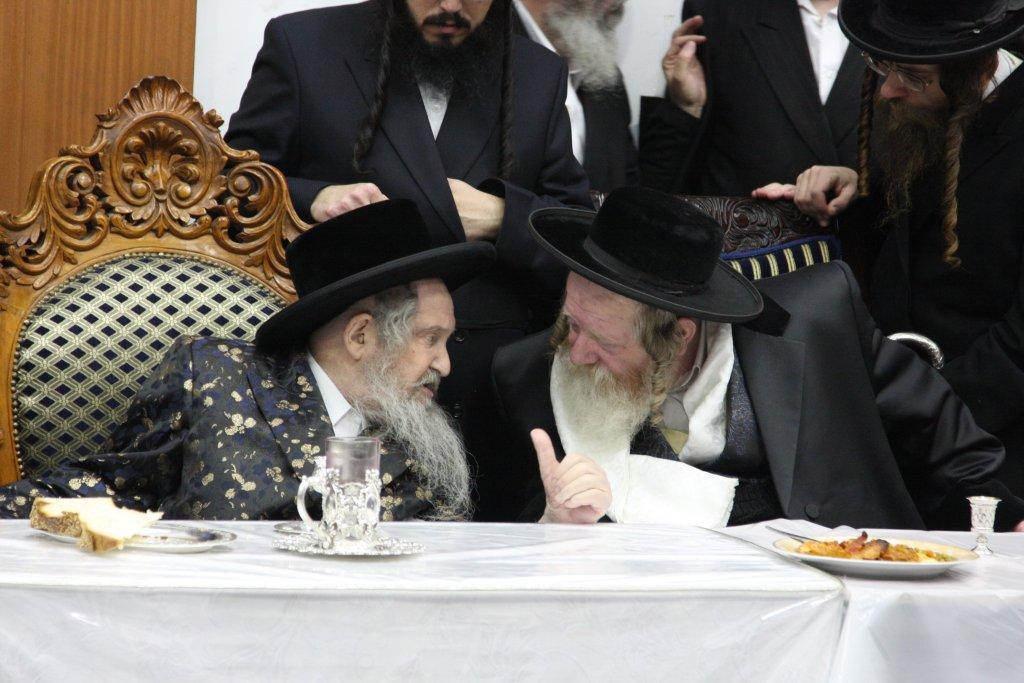 צפו בגלריה: ‏‏טיש יארצייט בחסידות נדבורנה