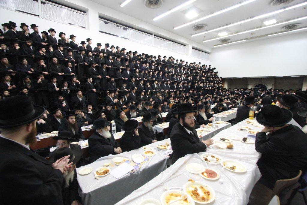 צפו בגלריה: ‏‏טיש יארצייט בחסידות נדבורנה