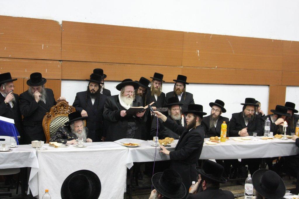 צפו בגלריה: ‏‏טיש יארצייט בחסידות נדבורנה