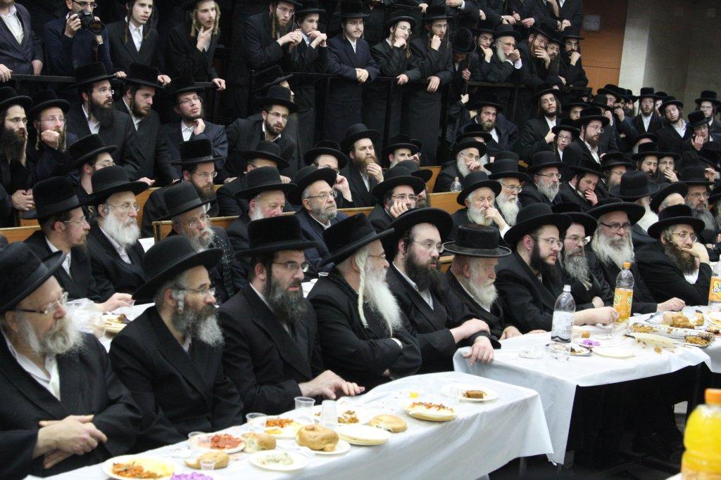 צפו בגלריה: ‏‏טיש יארצייט בחסידות נדבורנה