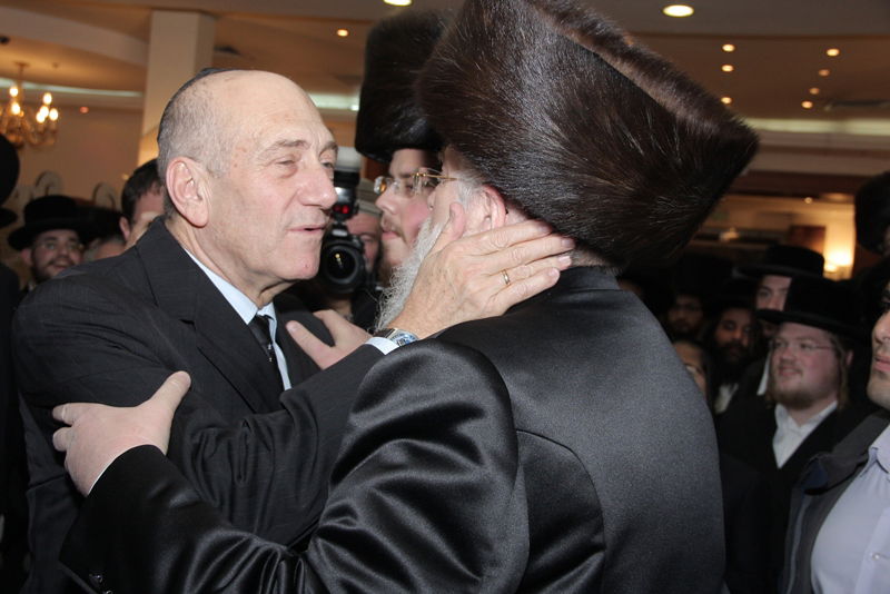 אחרי כתב האישום: אהוד אולמרט חגג עם מאיר פרוש