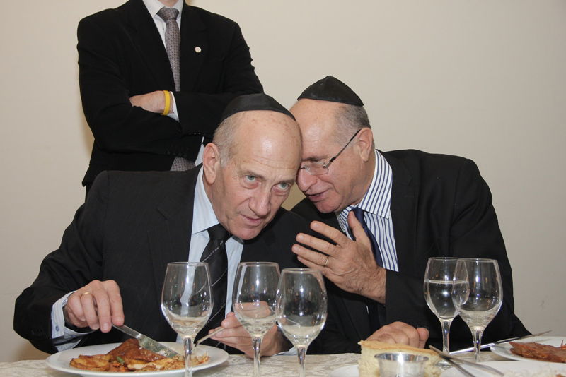 אחרי כתב האישום: אהוד אולמרט חגג עם מאיר פרוש