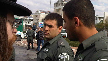מפגין ושוטרים בבית-שמש