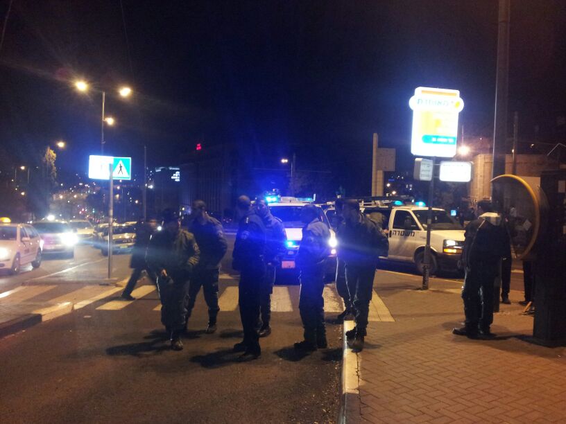 מאה שערים בלהבות: מפגינים הבעירו פחים, אחד מהם נעצר