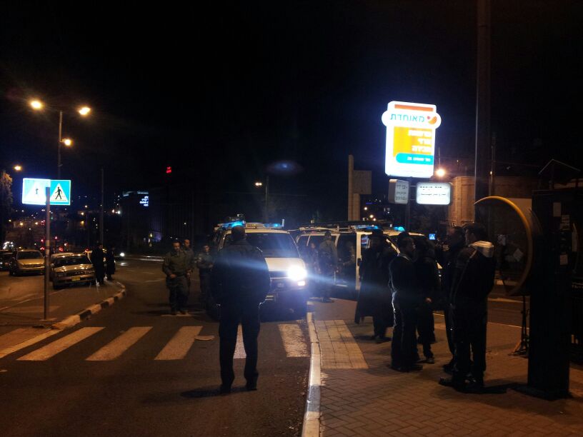 מאה שערים בלהבות: מפגינים הבעירו פחים, אחד מהם נעצר