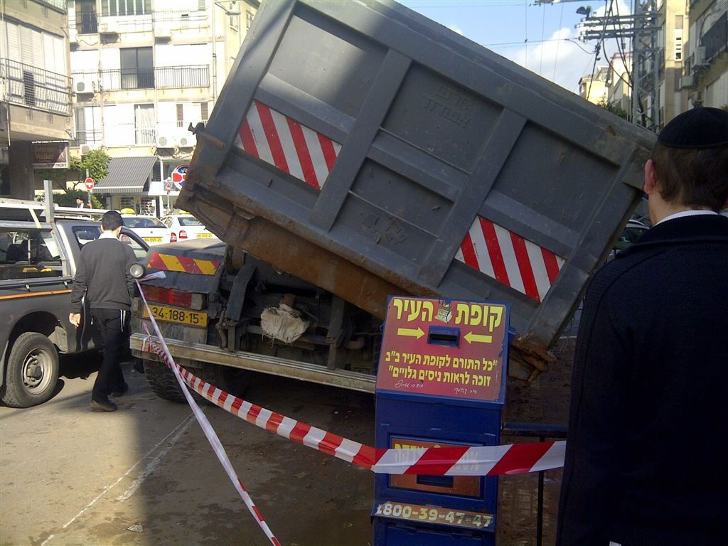 צפו בתמונות: כמעט אסון בבני-ברק