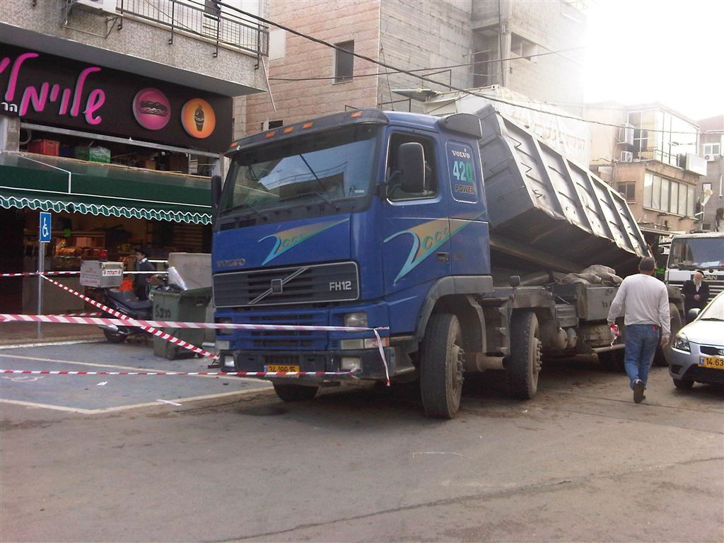 צפו בתמונות: כמעט אסון בבני-ברק