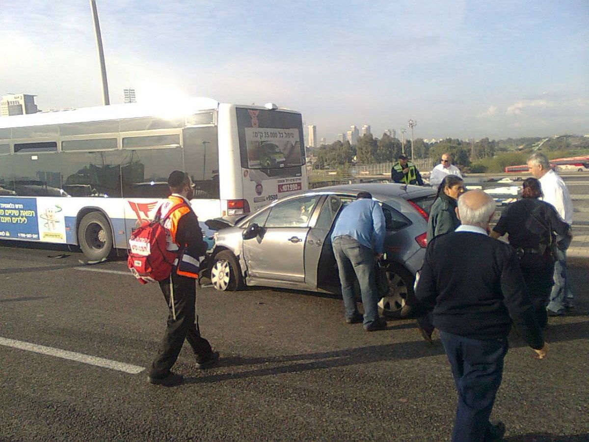 תאונה קשה: אוטובוס התנגש ברכב