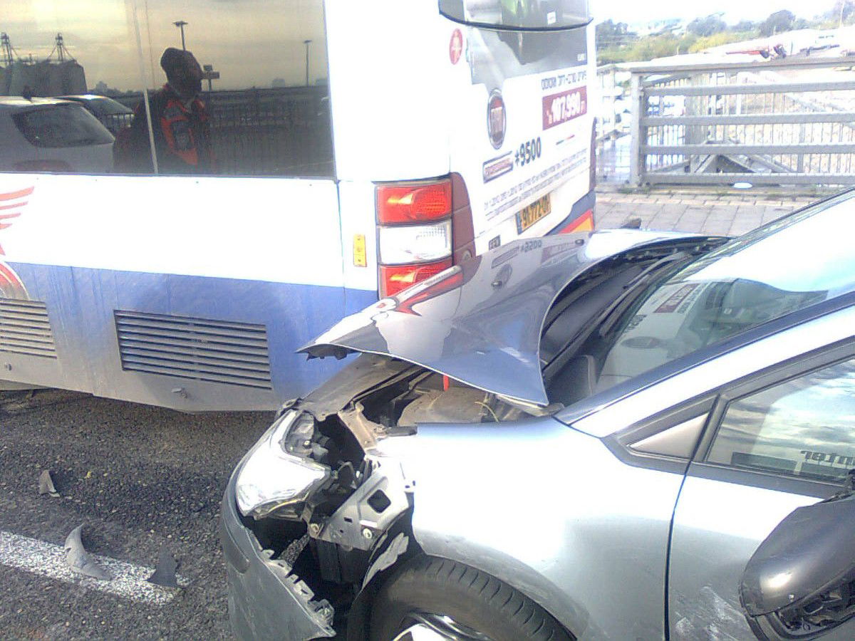 תאונה קשה: אוטובוס התנגש ברכב