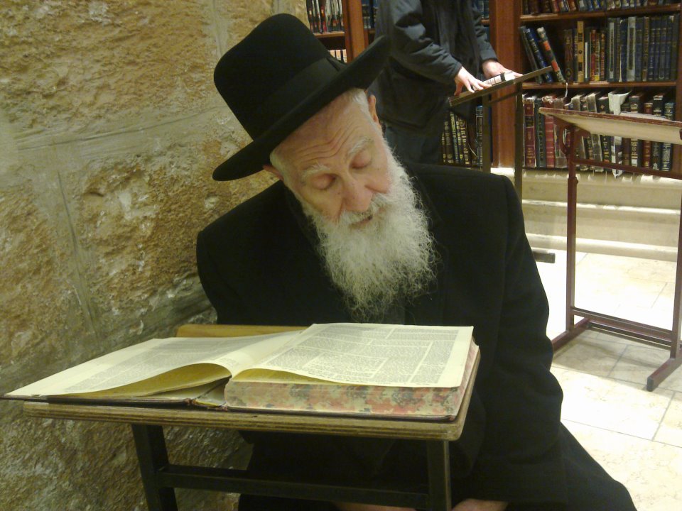 הגר"י יוסף השבוע ב'קבר רחל' (צילום בלעדי: כיכר השבת)