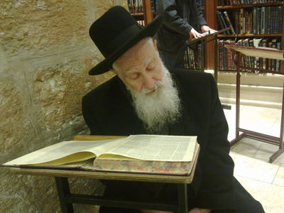 הגר"י יוסף השבוע ב'קבר רחל' (צילום בלעדי: כיכר השבת)