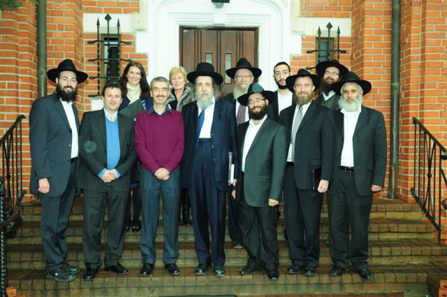 מה חיפשו בכפר-חב"ד שגרירי בריטניה בישראל ובירדן?