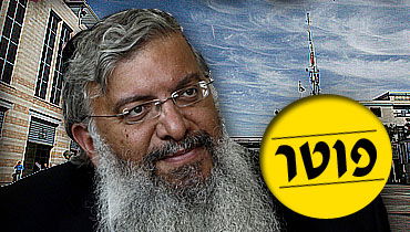 שמחיוף על רקע בניין העירייה