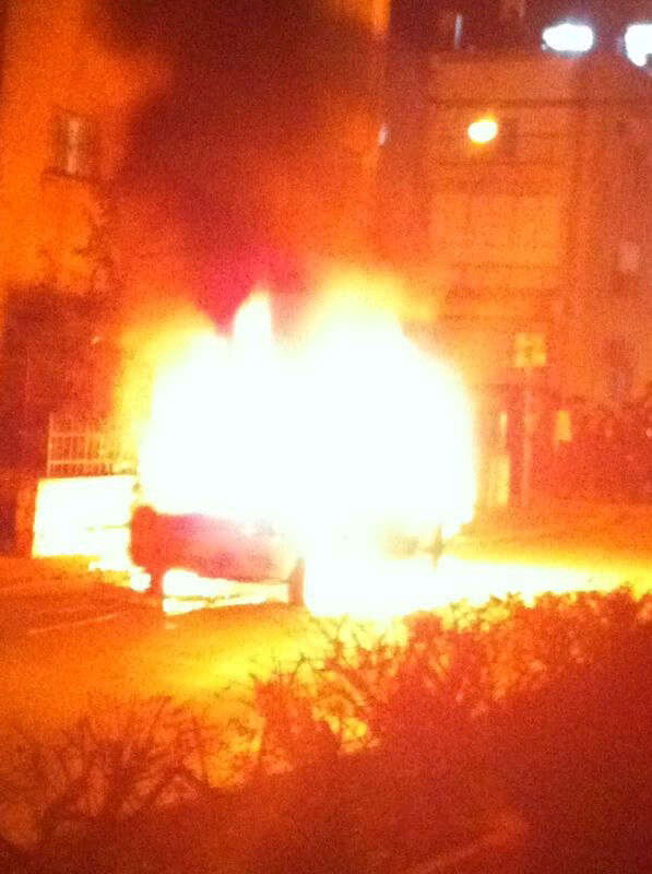 בני-ברק: רכב עלה באש, מאות סקרנים התגודדו בזירה