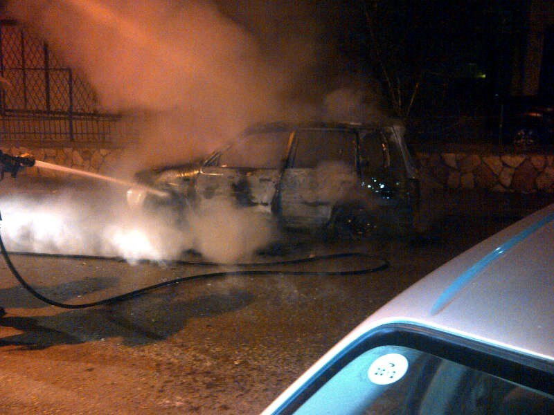 בני-ברק: רכב עלה באש, מאות סקרנים התגודדו בזירה